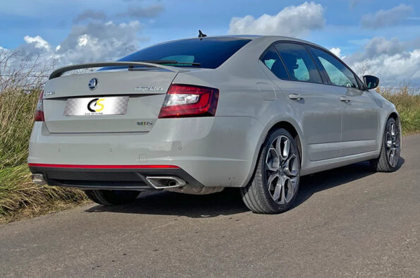 Αεροτομή Μαύρη Γυαλιστερή Skoda Octavia MK3